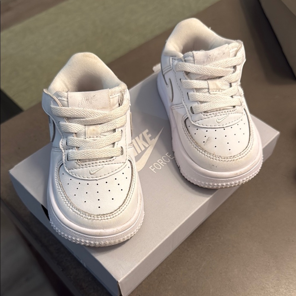 Nike White Sneakers Classic Air Force 1 Design